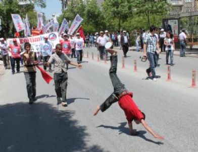 İşçi Bayramı Bir Çocuğun Oyunu Oldu