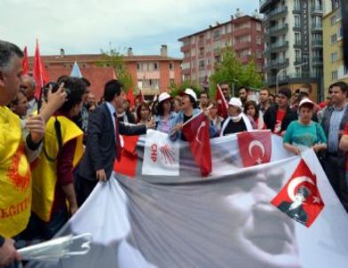 Niğde’de 1 Mayıs Kutlamalarında Bayrak Krizi Yaşandı