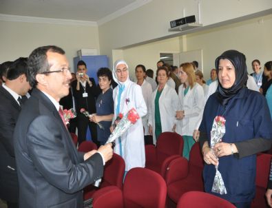 AK Partili Aydemir'den Hemşirelere Karanfilli Kutlama