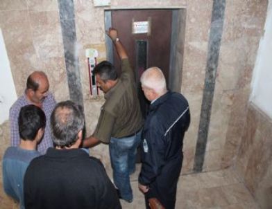 Asansörde Mahsur Kalanlar Kurtarıldı