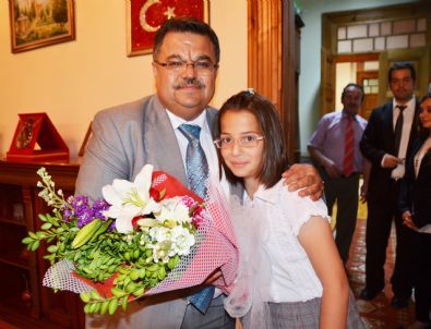 Minik Öğrenciler Başkan Selim Yağcı'yı Makamında Ziyaret Ettiler