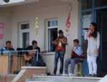 Öğrencilerden Halk Müziği Dinletisi