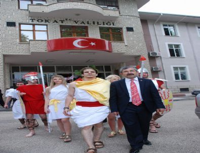 Sezar, Gladyatör ve Köleleriyle Tokat’ta