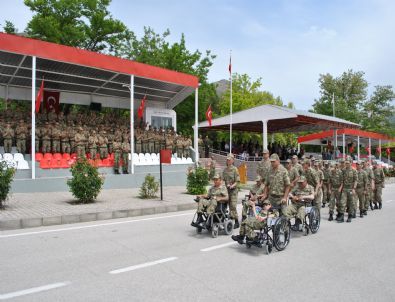 Yemin Eden Engellilere Askerden Ayakta Alkış