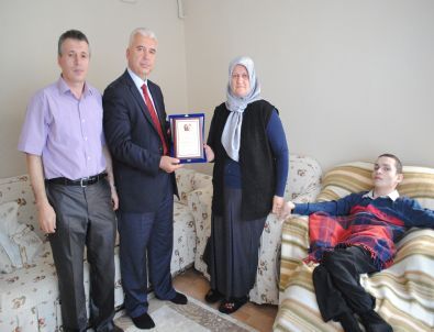 Çanakkaleliler Derneğinden Örnek Anneye Ödül