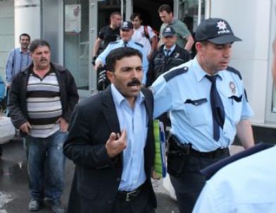 Evini Alamayınca, Eşi ve 5 Çocuğuyla Benzinli Eylem Yaptı