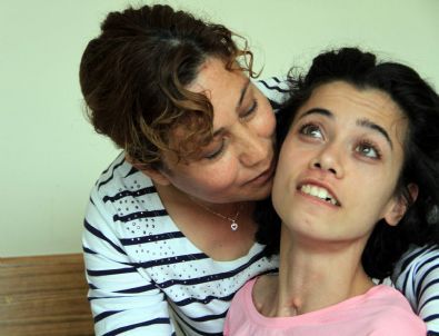 Kızının İyileşmesi İçin Alyansını Bile Sattı