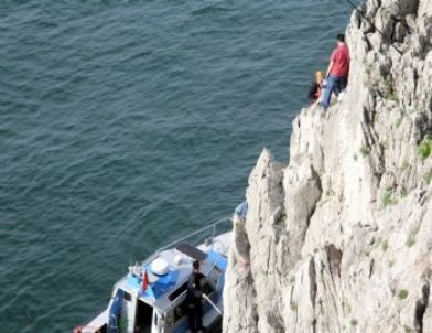 Amatör Balıkçı Kayalıklara Düştü