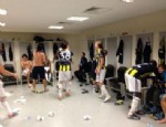 DERBİ MAÇI - Aziz Yıldırım Derbi Galibiyetini Soyunma Odasında Futbolcularla Kutladı