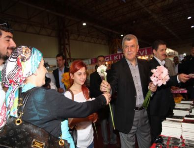 Başkandan Annelere Çiçek