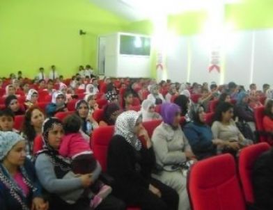 Dicle Ortaokulu'ndan 'anne' Konulu Şiir Dinletisi