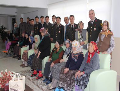 Jandarma’dan Huzurevlerine Anneler Günü Ziyareti