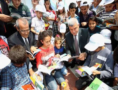 Karaosmanoğlu Öğrencilerle Kitap Okudu