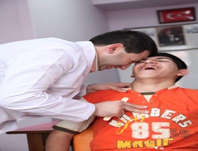 Sakarya Büyükşehir Belediyesi 30 Engelli Öğrencinin Daha Diş Taramasını Yaptı