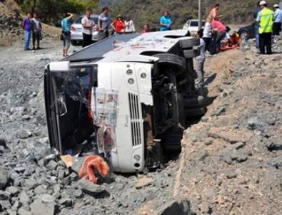 Tur otobüsü devrildi: 41 yaralı