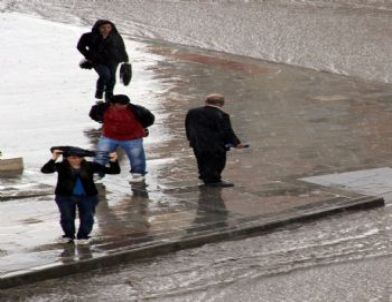 Erzurum’da Doluyla Karışık Yağan Sağanak Yağmur, Etkili Oldu