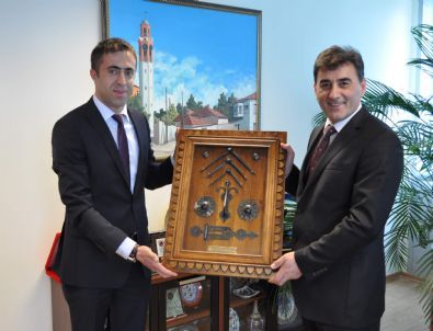 Kosovalı Bakana İskilip Kapıları Minyatürü Hediye Edildi