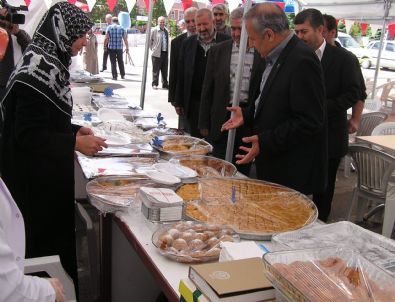 Muhtaçlar Yararına Kermes Açıldı
