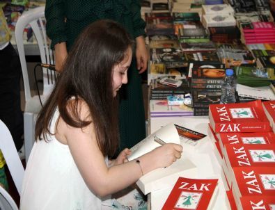 Türkiye'nin En Küçük Yazarı Kocaeli Kitap Fuarı'nda
