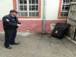 Acemi Hırsız Elini Kesince Çaldığı Televizyonları Bırakıp Kaçtı
