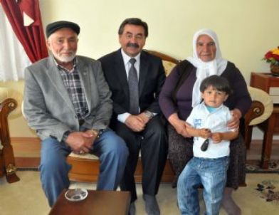 Başkan Odabaşı Şehit Ailesini Ziyaret Etti