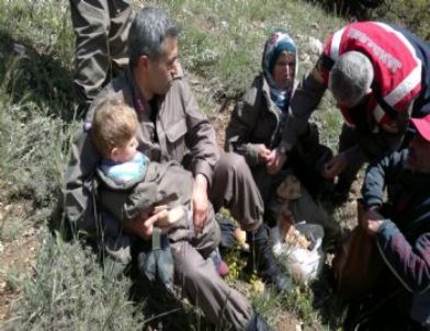 Dağda Kaybolan Anne ve Kızını Jandarma Buldu