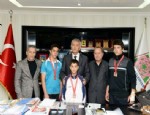 Güreşçiler Altınla Ödüllendirildi