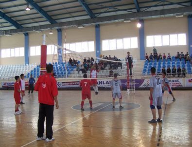 Korkuteli'nde Liseler Arası Voleybol Turnuvası Başladı