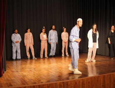 Urla Bademler Köy Tiyatrosu Deliler'i Sahneledi