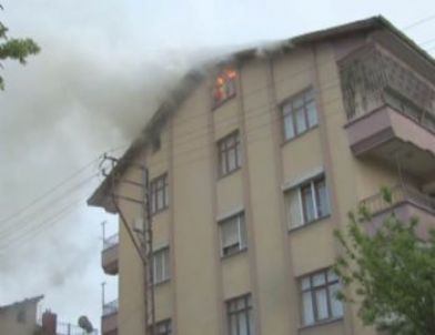 Apartmana Yıldırım Düştü Yangın Çıktı