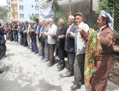 Hakkari’de Anadil Bayramı Halaylarla Kutlandı