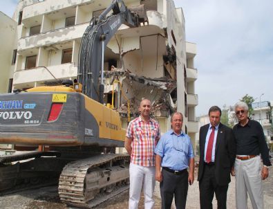 Datca Ogretmenevi Nin Yikima Baslandi Mugla Iline Bagli Datca Ilcesi