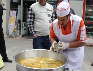 Erzurum Taş Mağazaları Koruma ve Yaşatma Derneği Lokma Dağıttı