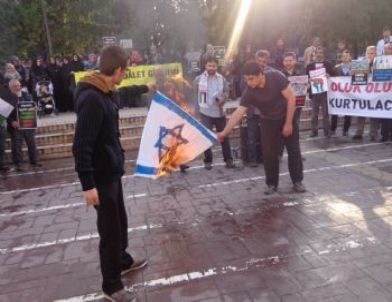 Sakarya’da İsrail Bayrağı Yakıldı