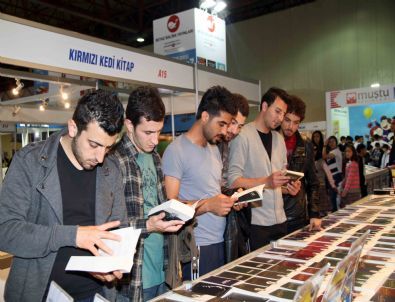 Üniversite Öğrencileri Kitap Fuarını Ziyaret Etti