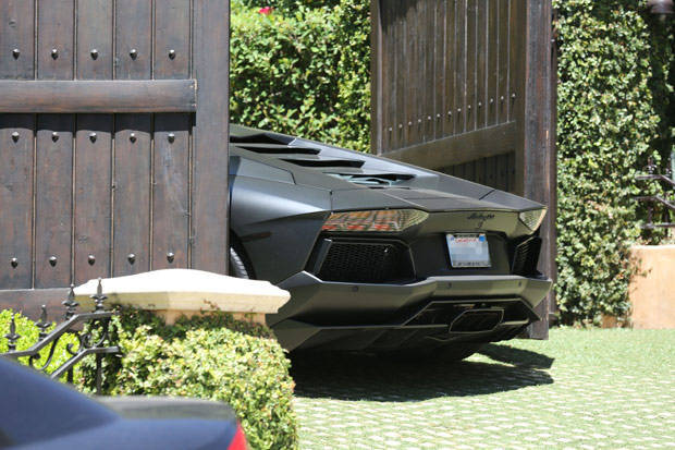 Kanye West'in Lamborghini’si Kapıya Sıkıştı