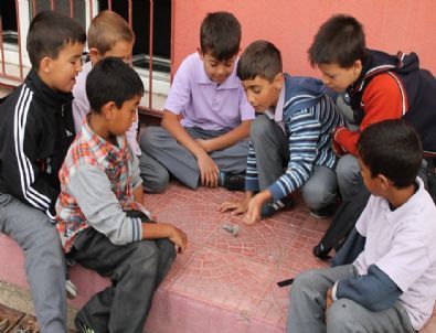 Burhaniye’de Gazi Ortaokulu’nda 5 Taş Turnuvası