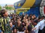 Fenerbahçe Kafilesi Çiçeklerle Karşılandı
