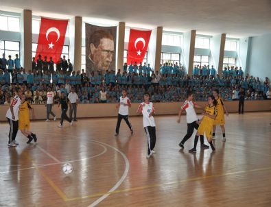 Kozan’da Kız Futsal Turnuvası Düzenlendi