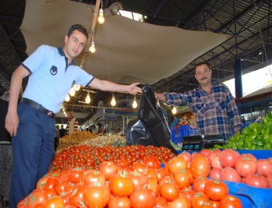 Kumluca’da Pazarcı Esnafına Çöp Torbası Dağıtıldı