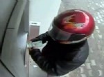 Kasklı Hırsız Güvenlik Kamerasına Yakalandı