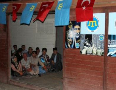 Kırım Türklerinden James Bond Vagonunda Soykırım Protestosu