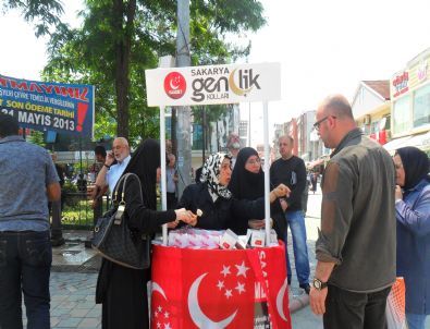 Saadet Partisi İl Kadın Kolları Lokum Dağıttı