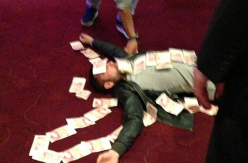 Yıldız futbolcu kumar masasında görüntülendi