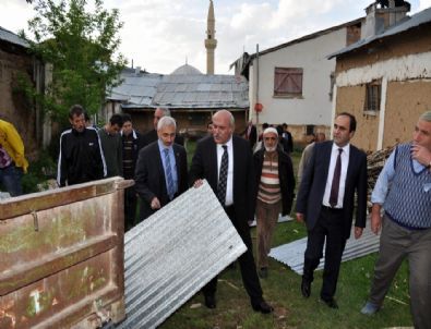 Bayburt'ta Hortum 13 Evin Çatısını Uçurdu