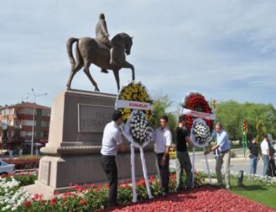 Eskişehir’de Ünlüler Atatürk Anıtına Çelenk Koydu
