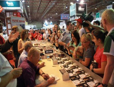 Kitap Fuarı'nda Uğur Dündar İzdihamı