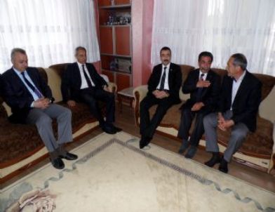 MHP'li Vekillerden Belediye Başkanına Taziye Ziyareti