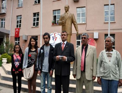 Suşehri’nde CHP Atatürk Anıtına Çelenk Koydu