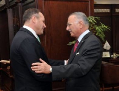 İslam İşbirliği Teşkilatı Genel Sekreteri İhsanoğlu Kosova’da